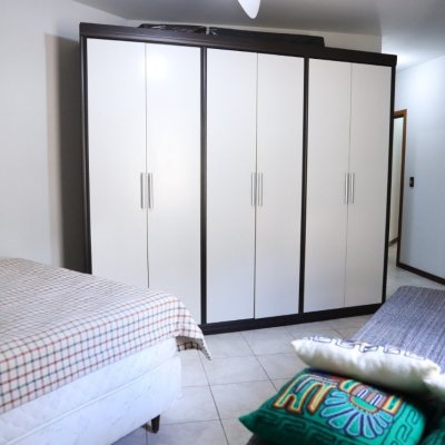 Casa Residencial com 260m², 4 quartos, 2 suítes, 2 garagens, no bairro Itaguaçu em Florianópolis