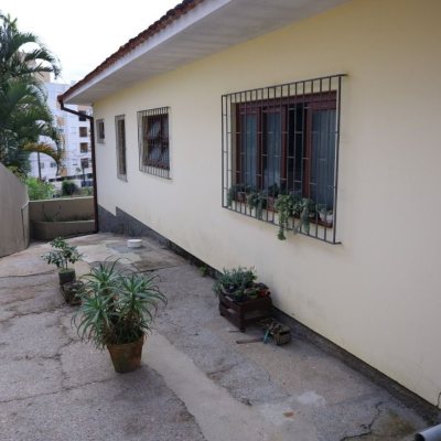 Casa Residencial com 260m², 4 quartos, 2 suítes, 2 garagens, no bairro Itaguaçu em Florianópolis