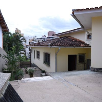 Casa Residencial com 260m², 4 quartos, 2 suítes, 2 garagens, no bairro Itaguaçu em Florianópolis