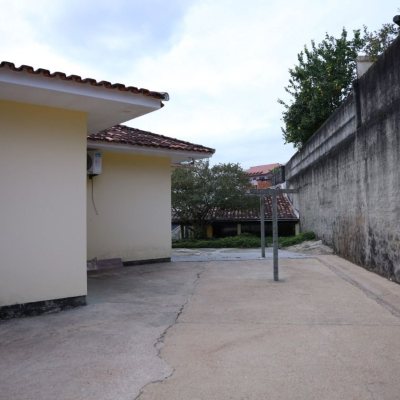 Casa Residencial com 260m², 4 quartos, 2 suítes, 2 garagens, no bairro Itaguaçu em Florianópolis