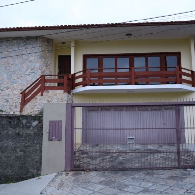 Casa Residencial com 260m², 4 quartos, 2 suítes, 2 garagens, no bairro Itaguaçu em Florianópolis