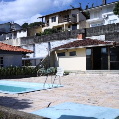 Casa Residencial com 260m², 4 quartos, 2 suítes, 2 garagens, no bairro Itaguaçu em Florianópolis