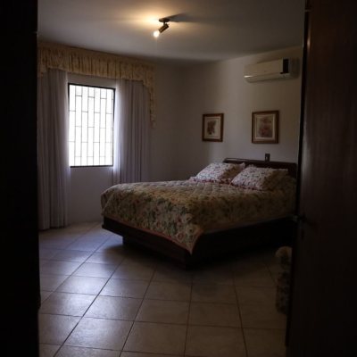 Casa Residencial com 260m², 4 quartos, 2 suítes, 2 garagens, no bairro Itaguaçu em Florianópolis