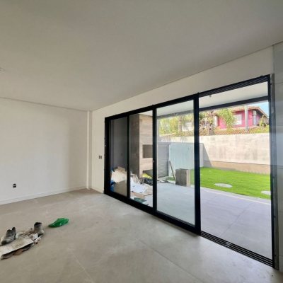 Casa Residencial com 184m², 3 quartos, 3 suítes, no bairro Lagoa Da Conceição em Florianópolis
