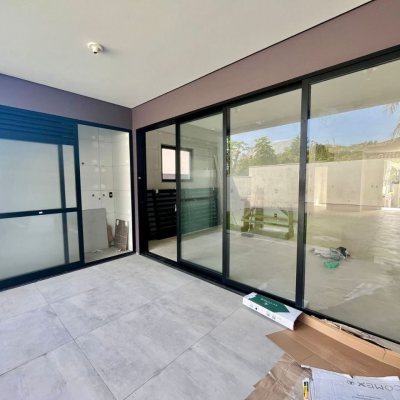 Casa Residencial com 184m², 3 quartos, 3 suítes, no bairro Lagoa Da Conceição em Florianópolis