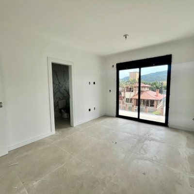 Casa Residencial com 184m², 3 quartos, 3 suítes, no bairro Lagoa Da Conceição em Florianópolis