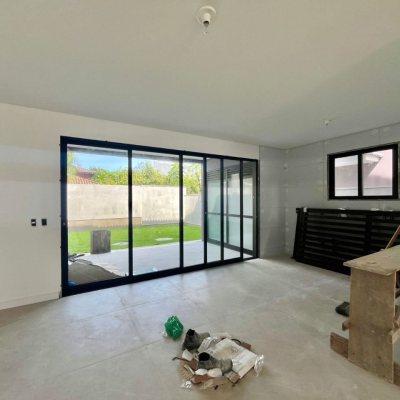 Casa Residencial com 184m², 3 quartos, 3 suítes, no bairro Lagoa Da Conceição em Florianópolis