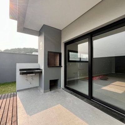 Casa Residencial com 189m², 3 quartos, 3 suítes, 2 garagens, no bairro Rio Tavares em Florianópolis