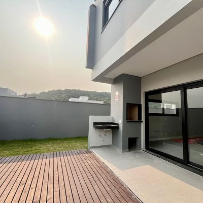 Casa Residencial com 189m², 3 quartos, 3 suítes, 2 garagens, no bairro Rio Tavares em Florianópolis