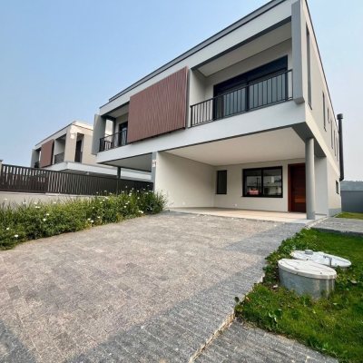 Casa Residencial com 189m², 3 quartos, 3 suítes, 2 garagens, no bairro Rio Tavares em Florianópolis