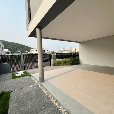 Casa Residencial com 189m², 3 quartos, 3 suítes, 2 garagens, no bairro Rio Tavares em Florianópolis
