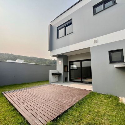 Casa Residencial com 189m², 3 quartos, 3 suítes, 2 garagens, no bairro Rio Tavares em Florianópolis