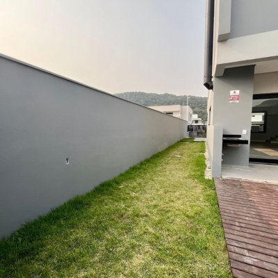 Casa Residencial com 189m², 3 quartos, 3 suítes, 2 garagens, no bairro Rio Tavares em Florianópolis