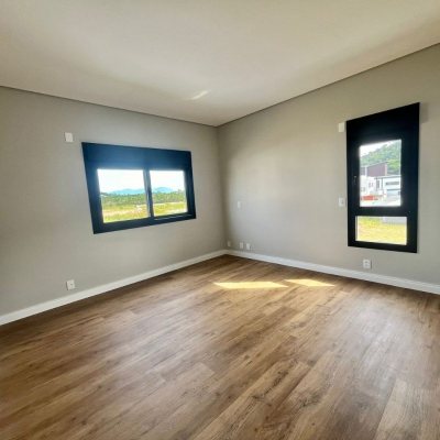 Casa Residencial com 189m², 3 quartos, 3 suítes, 2 garagens, no bairro Rio Tavares em Florianópolis