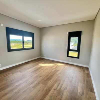 Casa Residencial com 189m², 3 quartos, 3 suítes, 2 garagens, no bairro Rio Tavares em Florianópolis