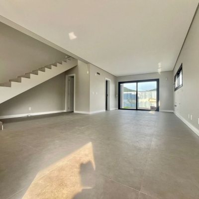 Casa Residencial com 189m², 3 quartos, 3 suítes, 2 garagens, no bairro Rio Tavares em Florianópolis