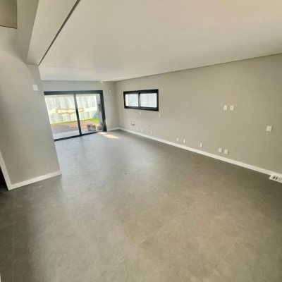 Casa Residencial com 189m², 3 quartos, 3 suítes, 2 garagens, no bairro Rio Tavares em Florianópolis