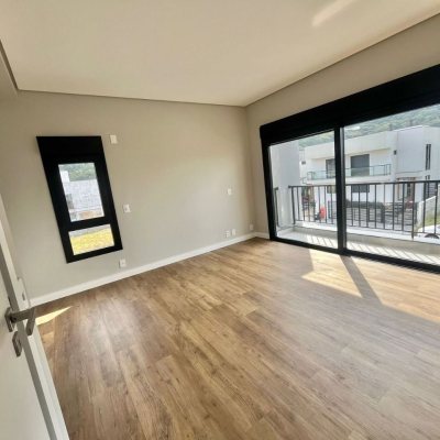 Casa Residencial com 189m², 3 quartos, 3 suítes, 2 garagens, no bairro Rio Tavares em Florianópolis