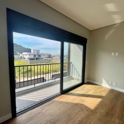 Casa Residencial com 189m², 3 quartos, 3 suítes, 2 garagens, no bairro Rio Tavares em Florianópolis