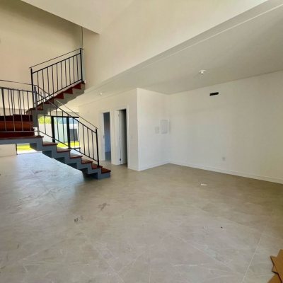 Casa Residencial com 179m², 3 quartos, 3 suítes, no bairro Lagoa Da Conceição em Florianópolis