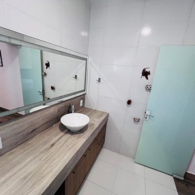 Casa em Condomínio com 350m², 4 quartos, 3 suítes, 2 garagens, no bairro São João Do Rio Vermelho em Florianópolis