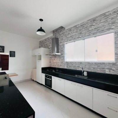 Casa em Condomínio com 350m², 4 quartos, 3 suítes, 2 garagens, no bairro São João Do Rio Vermelho em Florianópolis