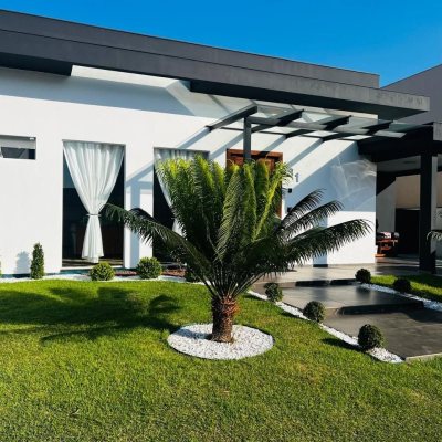 Casa em Condomínio com 350m², 4 quartos, 3 suítes, 2 garagens, no bairro São João Do Rio Vermelho em Florianópolis