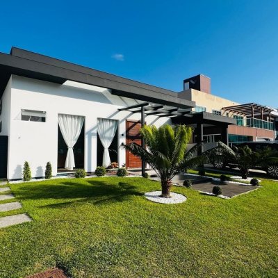Casa em Condomínio com 350m², 4 quartos, 3 suítes, 2 garagens, no bairro São João Do Rio Vermelho em Florianópolis
