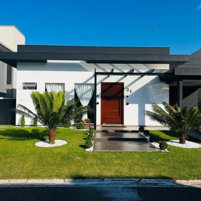Casa em Condomínio com 350m², 4 quartos, 3 suítes, 2 garagens, no bairro São João Do Rio Vermelho em Florianópolis