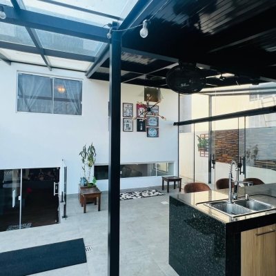 Casa em Condomínio com 350m², 4 quartos, 3 suítes, 2 garagens, no bairro São João Do Rio Vermelho em Florianópolis