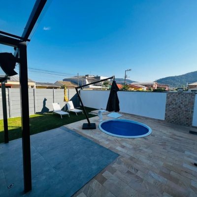 Casa em Condomínio com 350m², 4 quartos, 3 suítes, 2 garagens, no bairro São João Do Rio Vermelho em Florianópolis