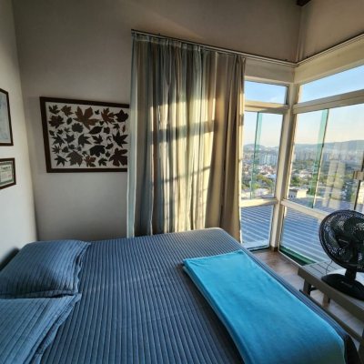 Casa Residencial com 264m², 4 quartos, 1 suíte, 4 garagens, no bairro Itacorubi em Florianópolis