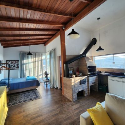 Casa Residencial com 264m², 4 quartos, 1 suíte, 4 garagens, no bairro Itacorubi em Florianópolis