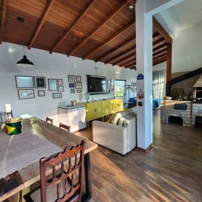 Casa Residencial com 264m², 4 quartos, 1 suíte, 4 garagens, no bairro Itacorubi em Florianópolis