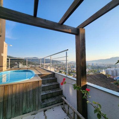 Casa Residencial com 264m², 4 quartos, 1 suíte, 4 garagens, no bairro Itacorubi em Florianópolis