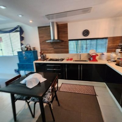 Casa Residencial com 264m², 4 quartos, 1 suíte, 4 garagens, no bairro Itacorubi em Florianópolis