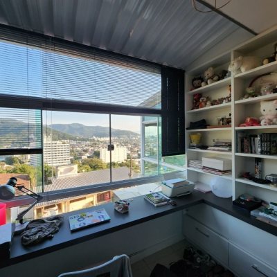 Casa Residencial com 264m², 4 quartos, 1 suíte, 4 garagens, no bairro Itacorubi em Florianópolis