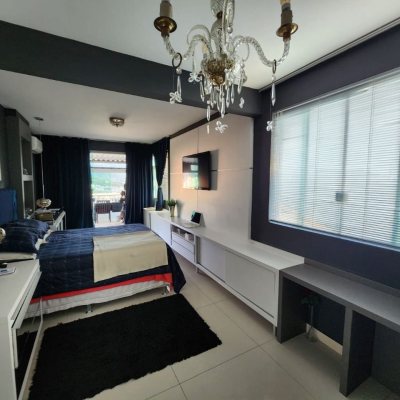 Casa Residencial com 264m², 4 quartos, 1 suíte, 4 garagens, no bairro Itacorubi em Florianópolis