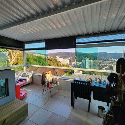 Casa Residencial com 264m², 4 quartos, 1 suíte, 4 garagens, no bairro Itacorubi em Florianópolis