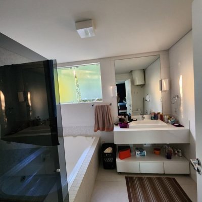 Casa Residencial com 264m², 4 quartos, 1 suíte, 4 garagens, no bairro Itacorubi em Florianópolis