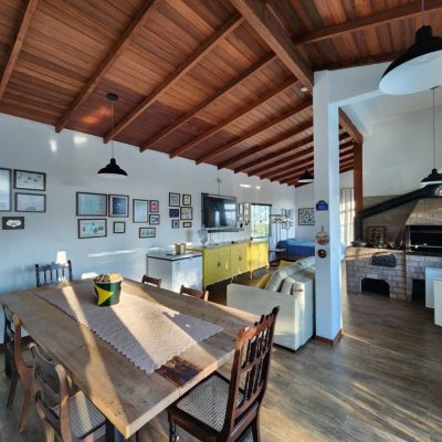 Casa Residencial com 264m², 4 quartos, 1 suíte, 4 garagens, no bairro Itacorubi em Florianópolis