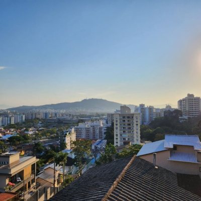 Casa Residencial com 264m², 4 quartos, 1 suíte, 4 garagens, no bairro Itacorubi em Florianópolis