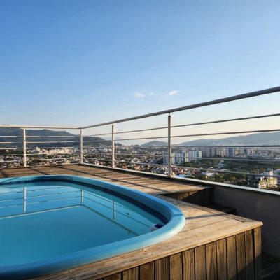 Casa Residencial com 264m², 4 quartos, 1 suíte, 4 garagens, no bairro Itacorubi em Florianópolis