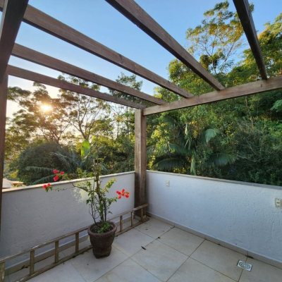 Casa Residencial com 264m², 4 quartos, 1 suíte, 4 garagens, no bairro Itacorubi em Florianópolis