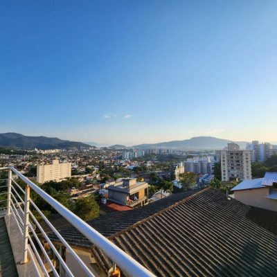 Casa Residencial com 264m², 4 quartos, 1 suíte, 4 garagens, no bairro Itacorubi em Florianópolis
