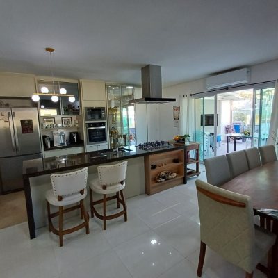 Cobertura com 237m², 3 quartos, 3 suítes, 1 garagem, no bairro Açores em Florianópolis