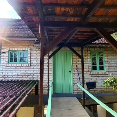 Casa Residencial com 130m², 3 quartos, 5 garagens, no bairro Sambaqui em Florianópolis