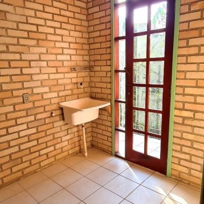 Casa Residencial com 130m², 3 quartos, 5 garagens, no bairro Sambaqui em Florianópolis