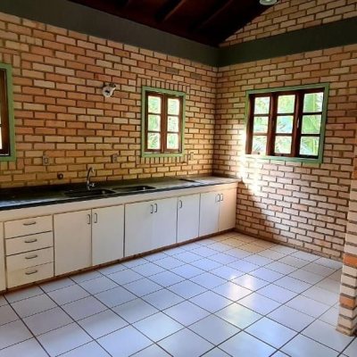 Casa Residencial com 130m², 3 quartos, 5 garagens, no bairro Sambaqui em Florianópolis