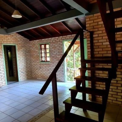 Casa Residencial com 130m², 3 quartos, 5 garagens, no bairro Sambaqui em Florianópolis